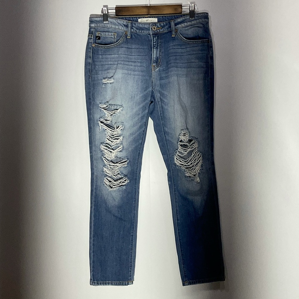 KanCan Modele distressed straight leg jeans; women’s US Size: 7/27; five pockets